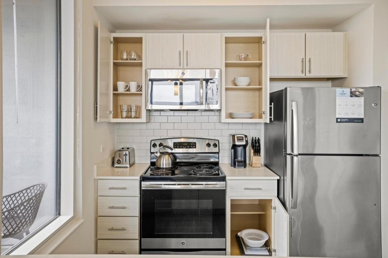Placemakr Premier Sobro Nashville Exteriér fotografie A typical kitchen in a typical apartment