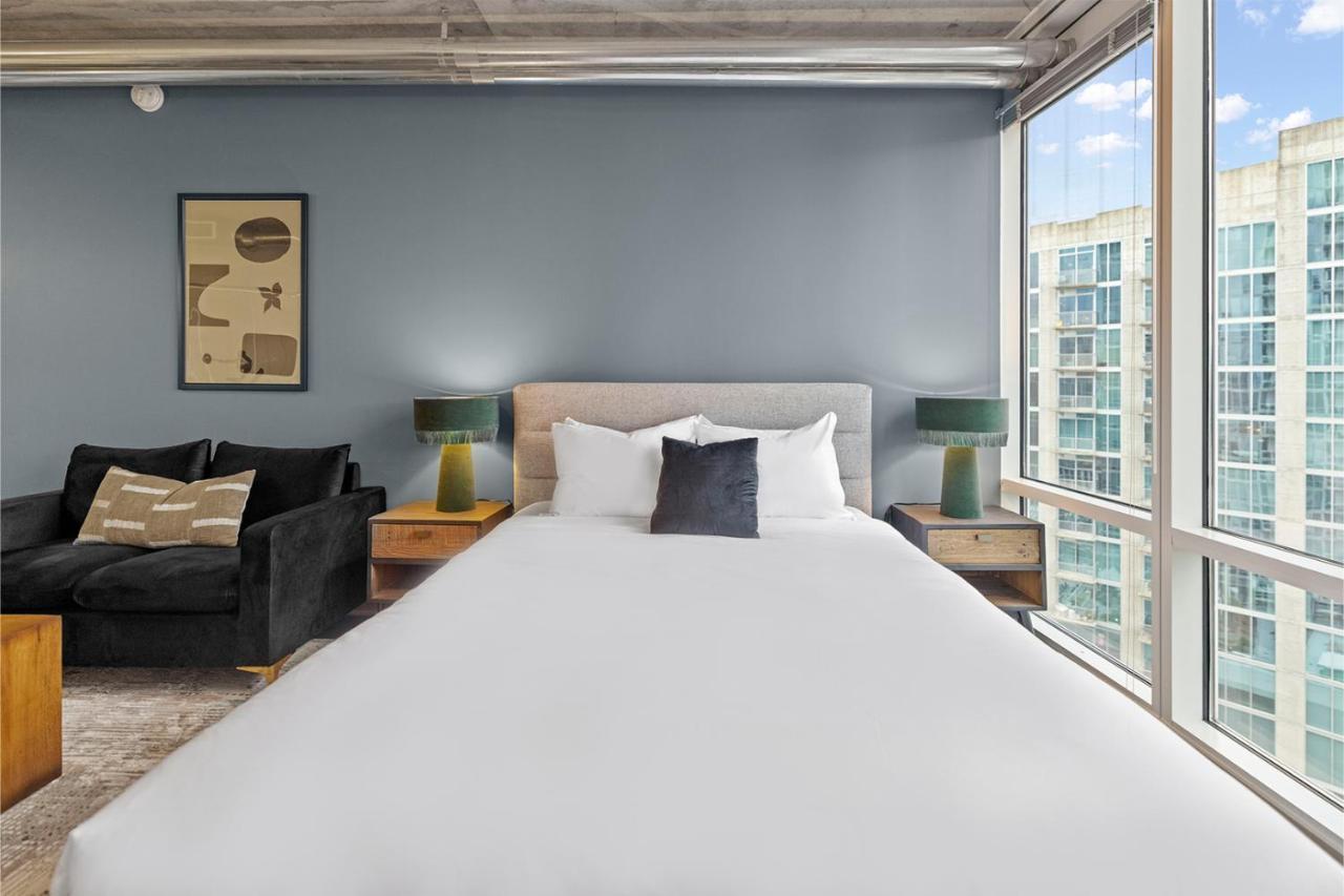 Placemakr Premier Sobro Nashville Exteriér fotografie A bedroom at the Hilton Anatole
