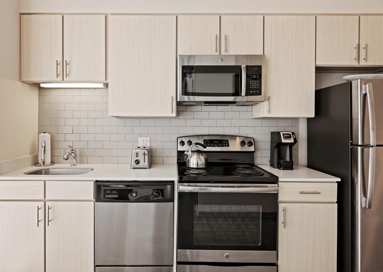 Placemakr Premier Sobro Nashville Exteriér fotografie A typical kitchen in a typical apartment
