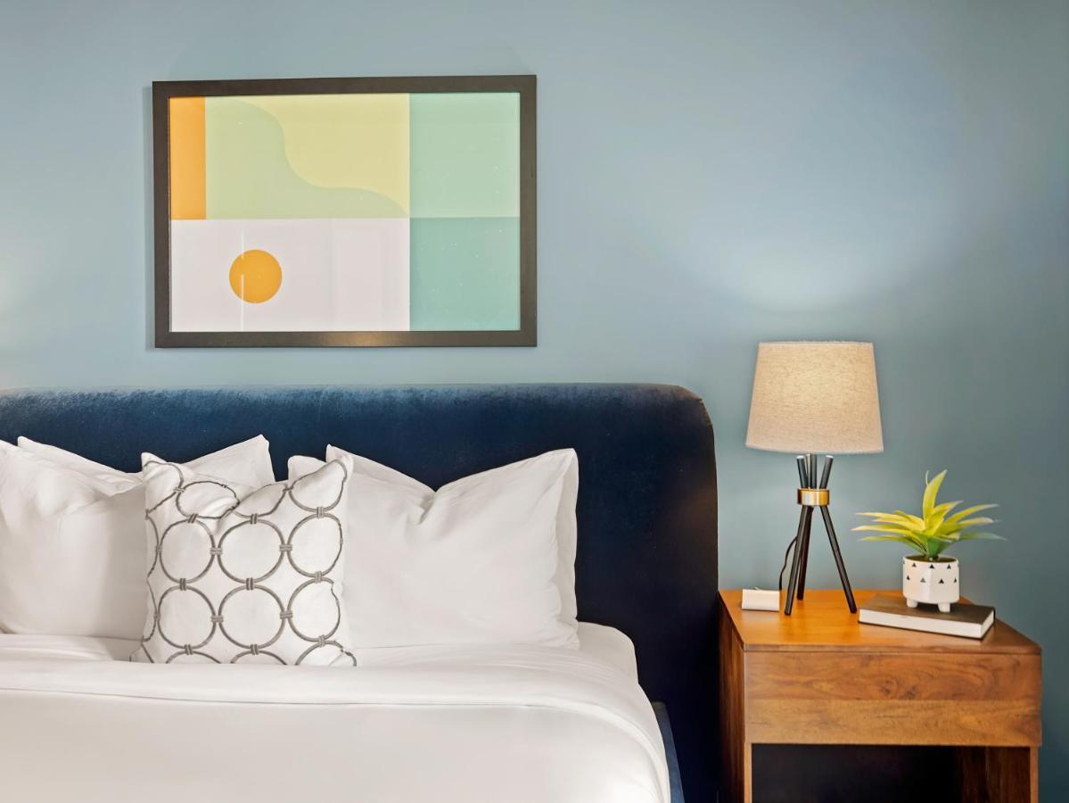 Placemakr Premier Sobro Nashville Exteriér fotografie A bedroom at the Hotel Valencia