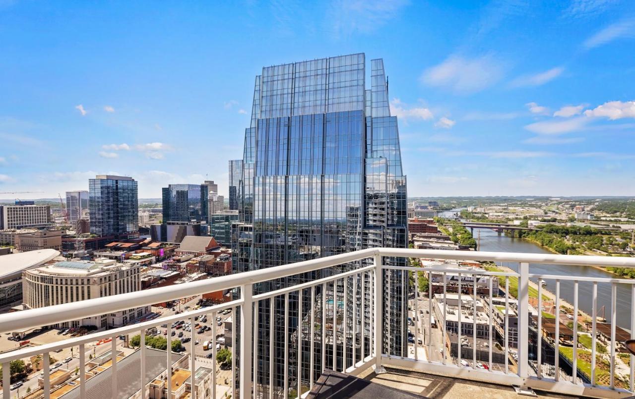 Placemakr Premier Sobro Nashville Exteriér fotografie The modern residential complex, One Riverfront Plaza, in 2015