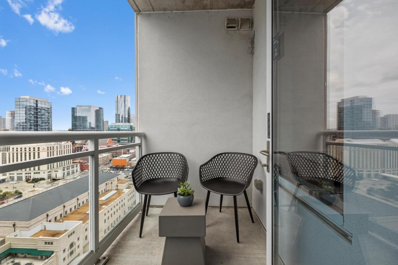 Placemakr Premier Sobro Nashville Exteriér fotografie A balcony in a residential apartment
