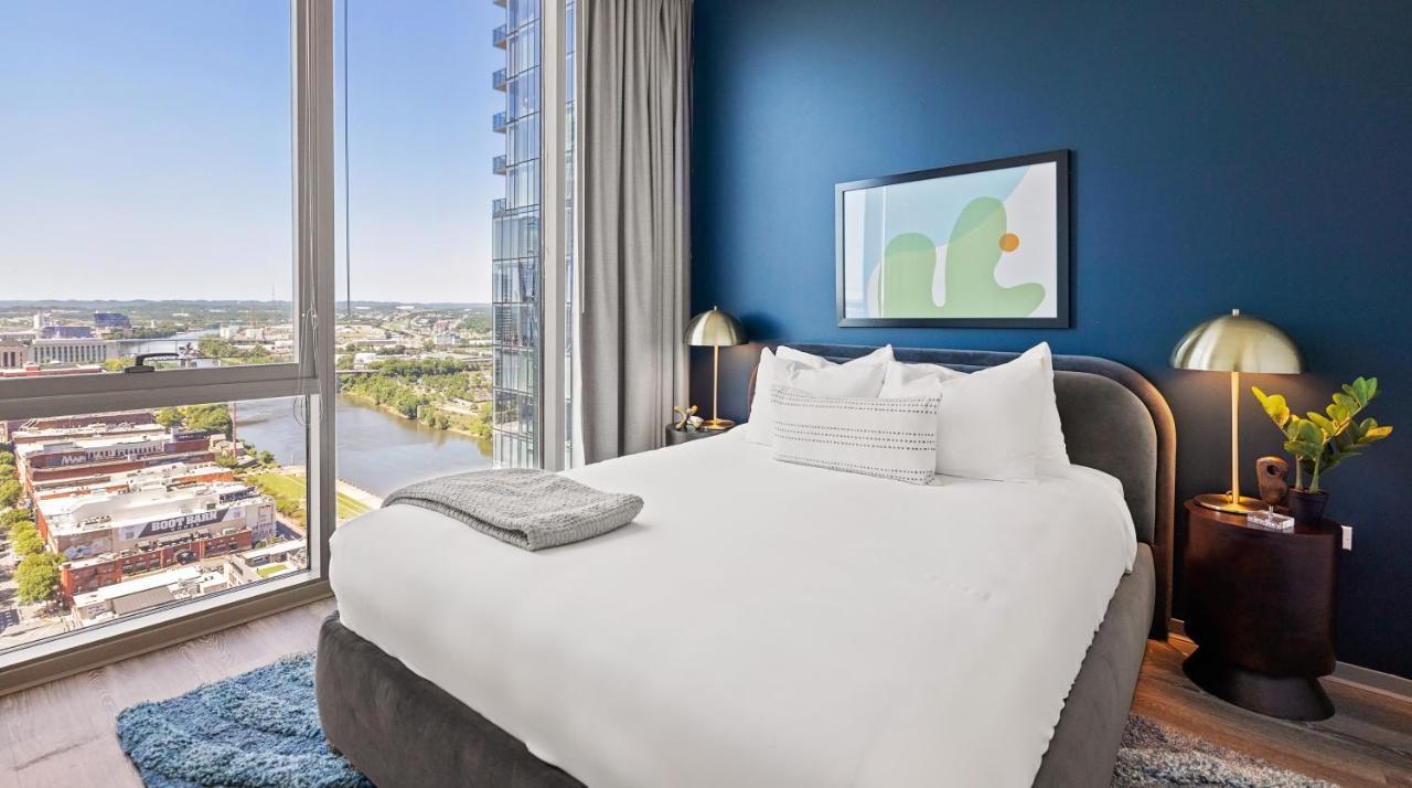 Placemakr Premier Sobro Nashville Exteriér fotografie A bedroom at the River Hotel