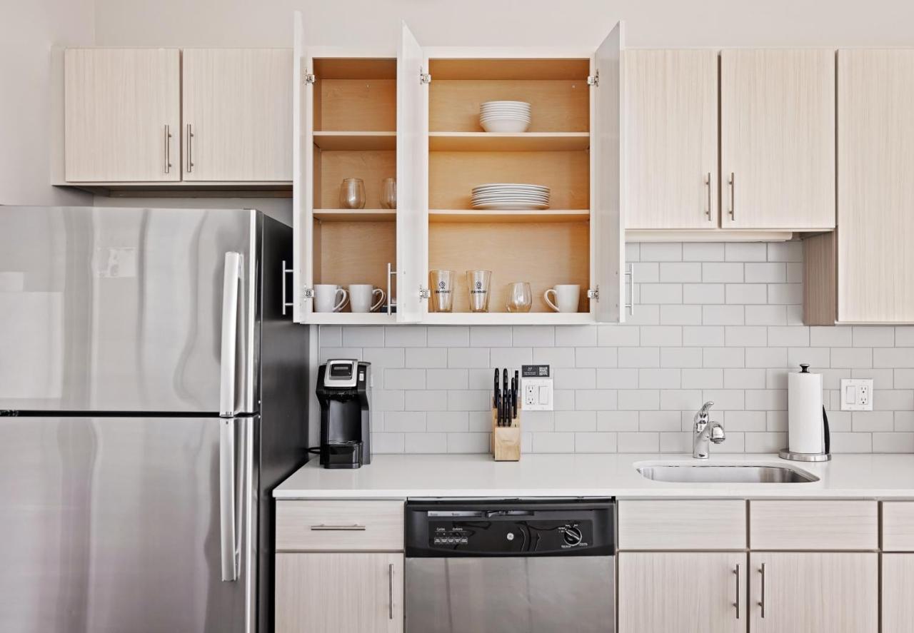 Placemakr Premier Sobro Nashville Exteriér fotografie A typical kitchen in a typical apartment