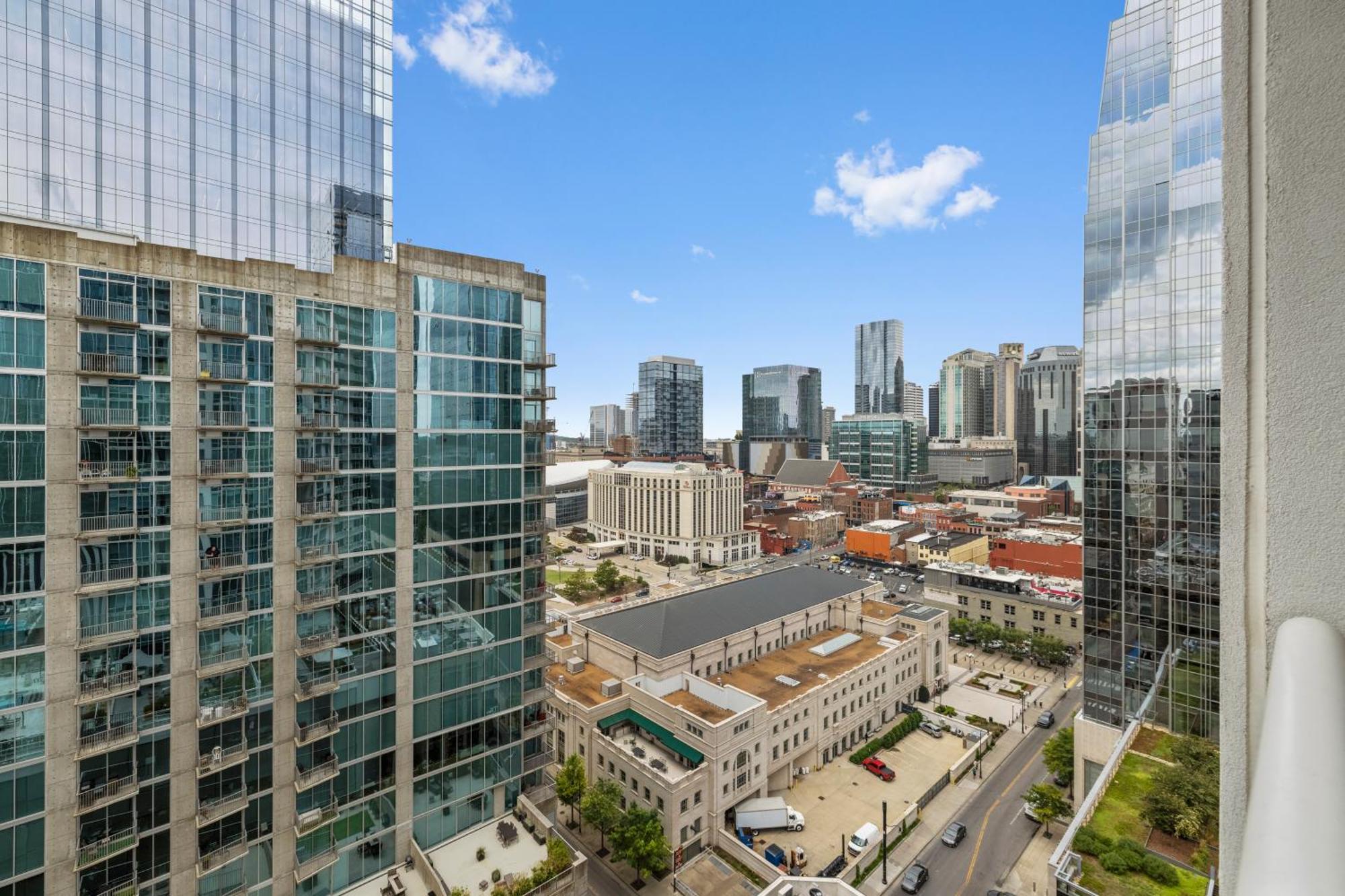 Placemakr Premier Sobro Nashville Exteriér fotografie View from the 10th floor of the building